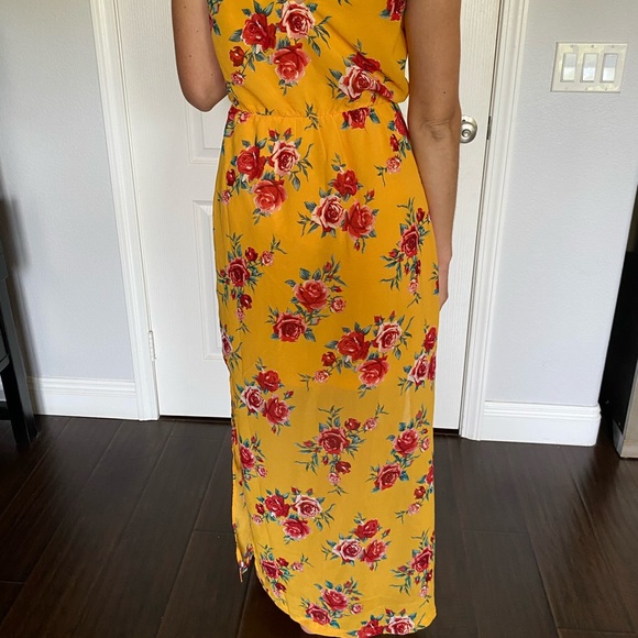 Maxi yellow with roses patterns open on the aide - Picture 5 of 5